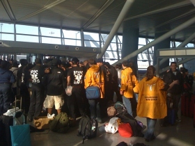 Scientology Pastorale Werkers en leden van andere organisaties op vliegveld JFK in afwachting van hun vertrek naar Haïti.