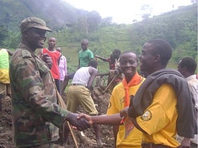 Keniaanse Scouts opgeleid tot Scientology Pastoraal Werker die helpen bij de reddingswerkzaamheden na de modderstromen in Bududa in Oeganda.