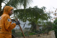 Opruimwerkzaamheden na het regenseizoen in april 2010.