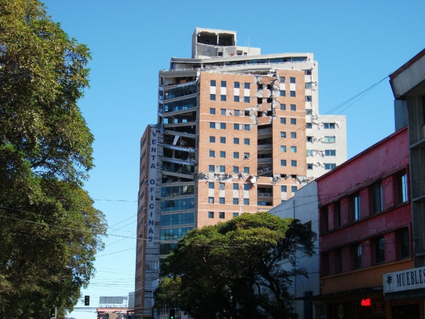 Beschadigde gebouwen in Concepción, maart 2010.
