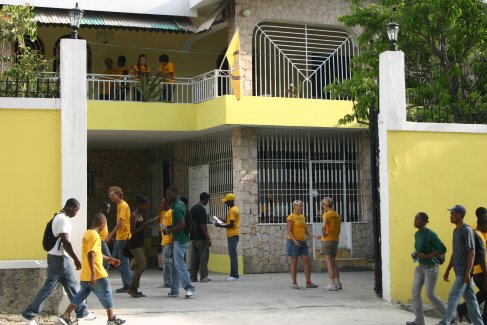 Scientology Pastoraal Werkers bij onderkomens in Haïti.